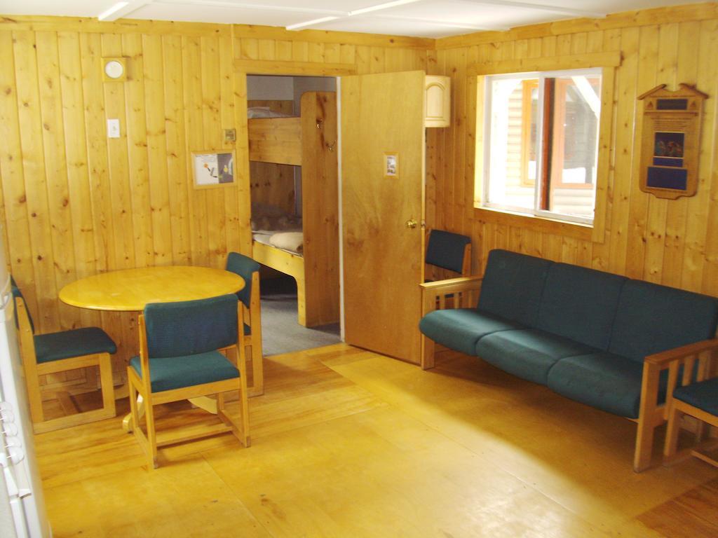 Hi Mosquito Creek - Wilderness Hostel Lake Louise Room photo