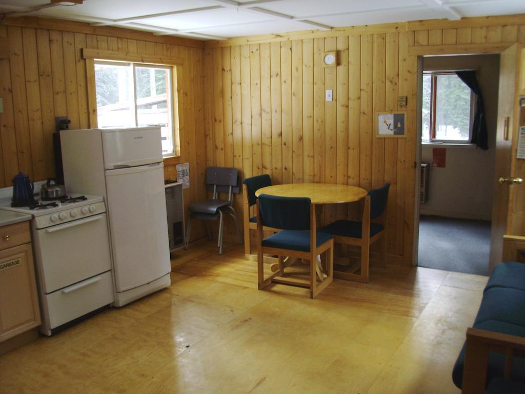 Hi Mosquito Creek - Wilderness Hostel Lake Louise Exterior photo