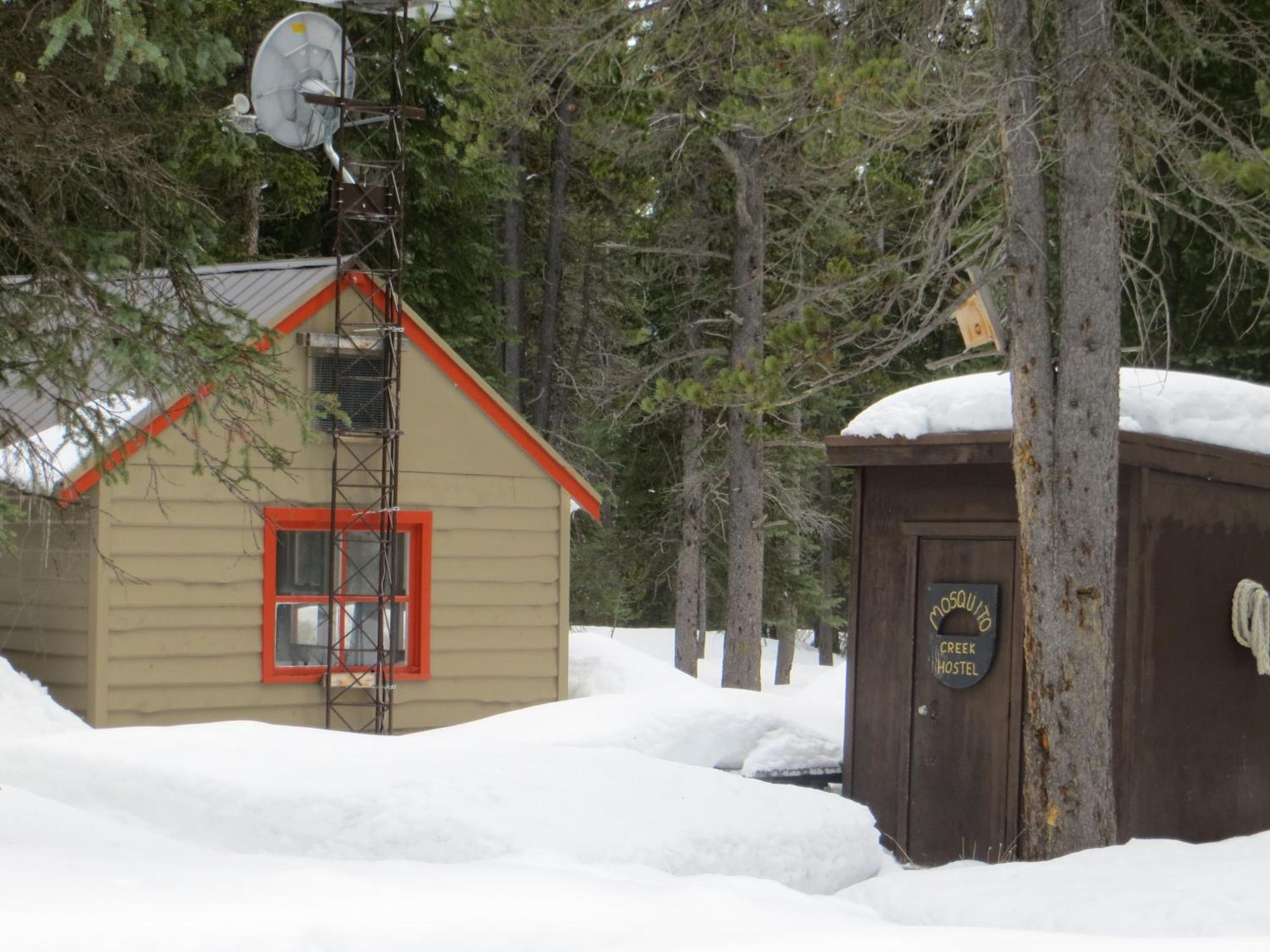 Hi Mosquito Creek - Wilderness Hostel Lake Louise Exterior photo
