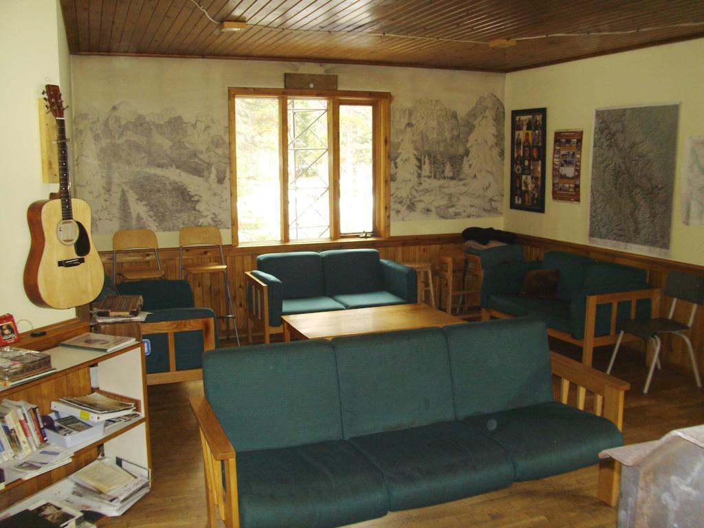 Hi Mosquito Creek - Wilderness Hostel Lake Louise Exterior photo