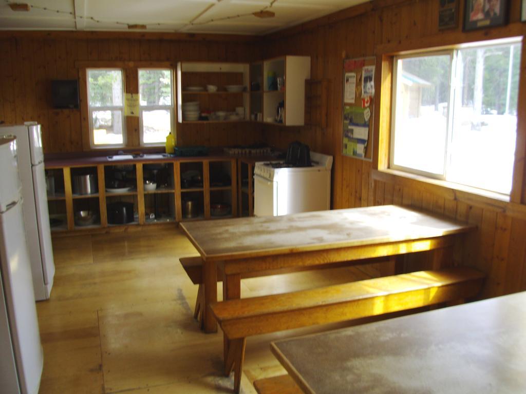 Hi Mosquito Creek - Wilderness Hostel Lake Louise Exterior photo